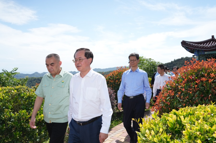 2024.06.23全國(guó)政協(xié)常委、人口資源環(huán)境委員會(huì)主任車俊蒞臨金徽股份視察.jpg
