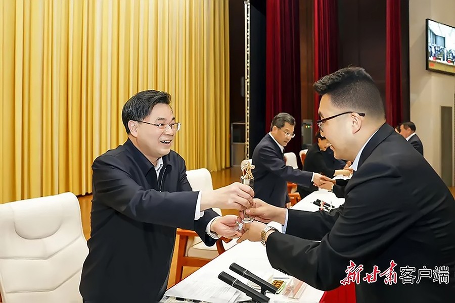 2-2023年5月，省委書記、省人大常委會(huì)主任胡昌升為金徽礦業(yè)旅游景區(qū)授“全省文化旅游發(fā)展突出貢獻(xiàn)集體獎(jiǎng)”。.jpg