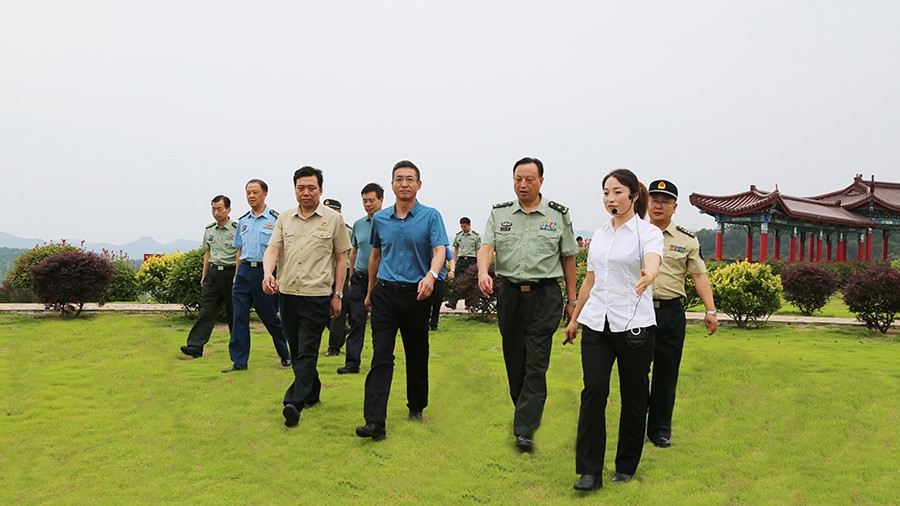 17-2020年7月，省委常委、省軍區(qū)司令員王文清蒞臨金徽股份調(diào)研企業(yè)編兵和綠色礦山建設(shè)工作是表示：金徽股份將民兵作為企業(yè)應(yīng)急救援力量的一員，充分發(fā)揮了民兵作用，立起了在企業(yè)編兵的標(biāo)桿。.jpg