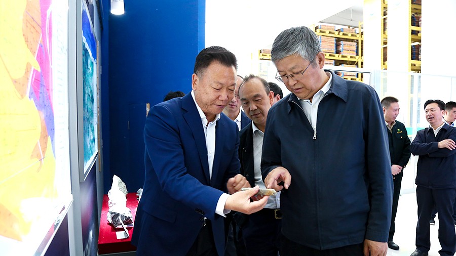 33-2021年5月，隴南市委書記張珂兵蒞臨礦區(qū)調(diào)研尾礦庫(kù)治理及綠色礦山建設(shè)情況。.jpg