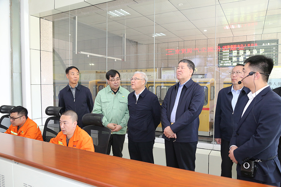 全國(guó)政協(xié)常委，省政協(xié)副主席，民進(jìn)中央常委、甘肅省主委尚勛武調(diào)研金徽股份時(shí)強(qiáng)調(diào)，要加強(qiáng)科技創(chuàng)新與人才培養(yǎng)。-900.jpg