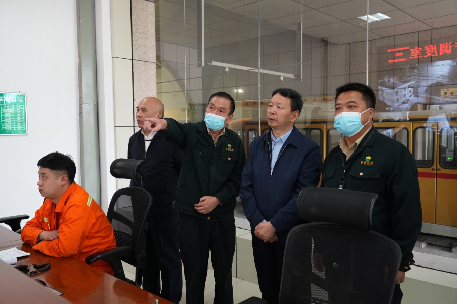 46.2022年5月，省工信廳副廳長(zhǎng)程學(xué)欽蒞臨金徽股份調(diào)研綠色礦山建設(shè)工作.jpg