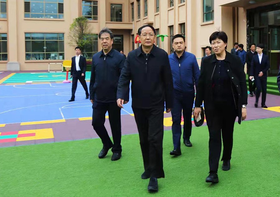 5.2018年4月，時(shí)任省政協(xié)主席、黨組書記歐陽(yáng)堅(jiān)蒞臨金徽企業(yè)視察-900.jpg